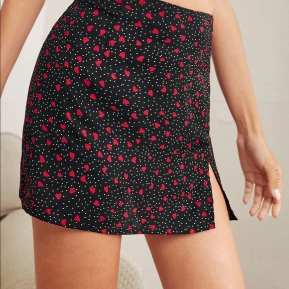 Mini skirt with Heart pattern. Size Large - Picture 5 of 7